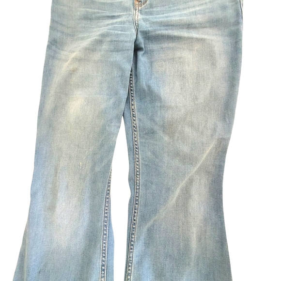 Hollister. High Rise Medium Wash Flare Jeans. Size 9 Long - Picture 10 of 11